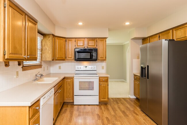 Building Photo - 5558 Parker Hill Ln
