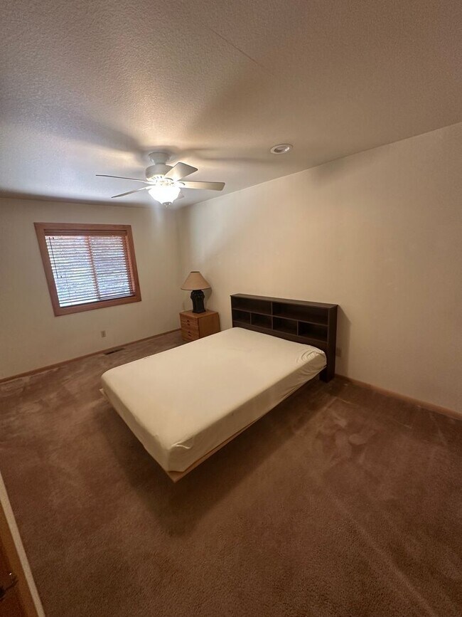 Building Photo - Three Bed, Two Bath Home In Prosser With Two Car Garage