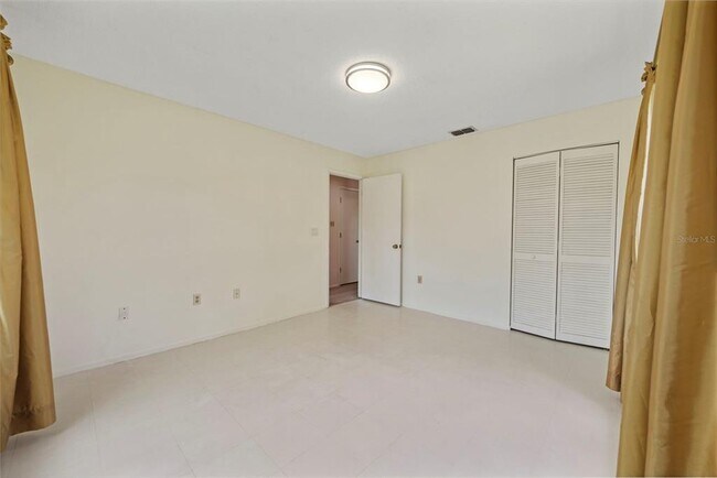 Building Photo - 8006 Oak Dr