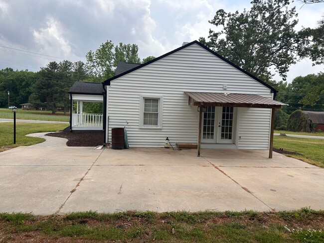 Building Photo - 2 Bedroom One Story Home on Over an Acre Lot