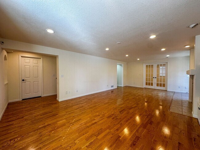 Building Photo - Luxurious Castle Pine living awaits!