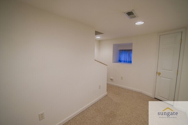 Building Photo - 615 S Glover St