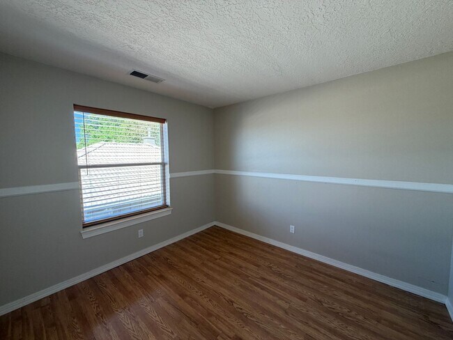 Building Photo - 6517 Glen Oak NE