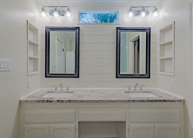 Building Photo - Gorgeous Northwood rental