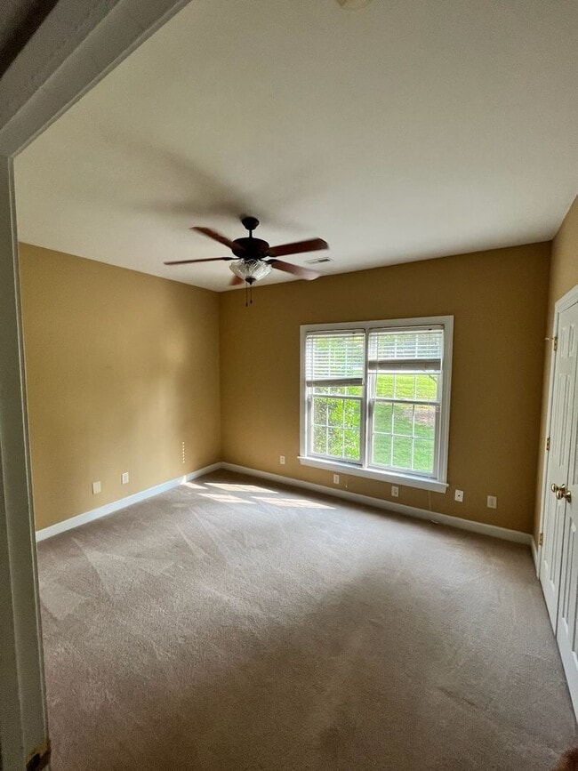 Building Photo - Stunning 5 Bedroom 2.5 Bath Home located i...