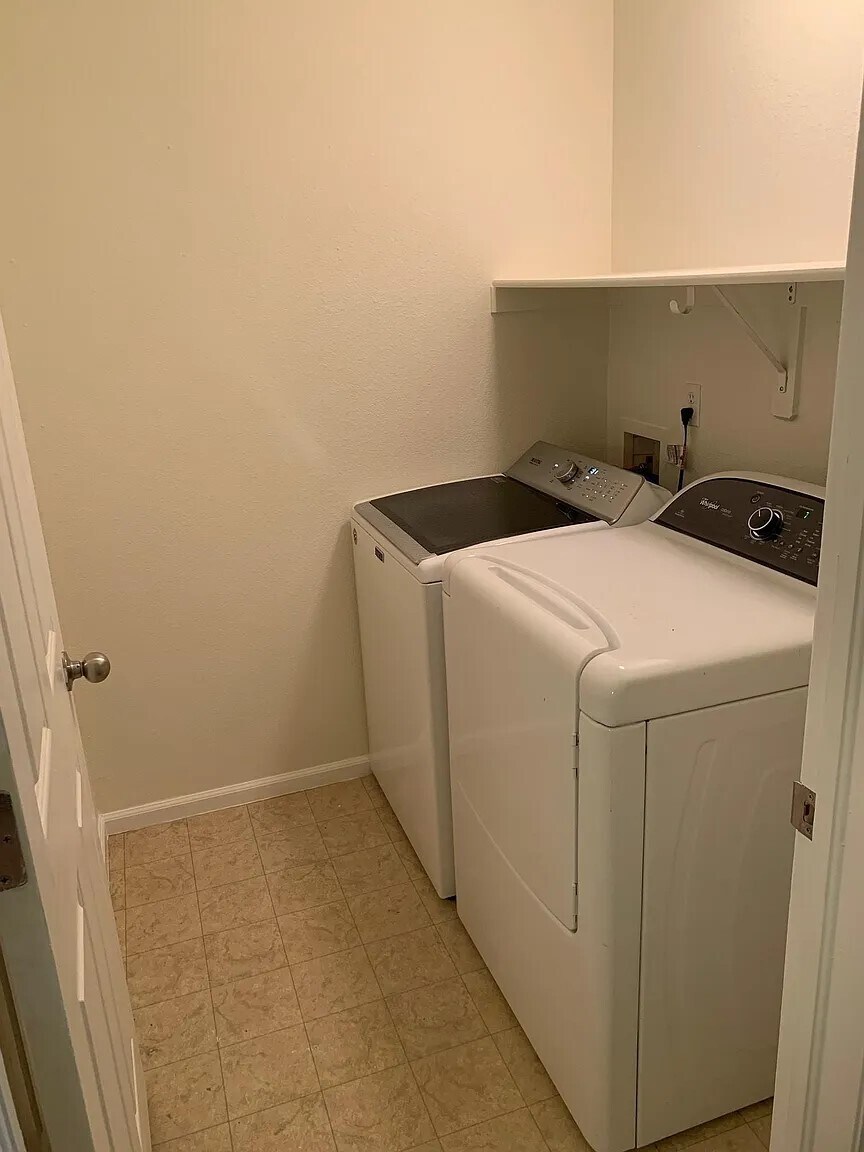 Building Photo - 1520 S Florence Way