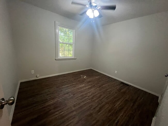 Building Photo - 3 bedroom 2 bathroom home