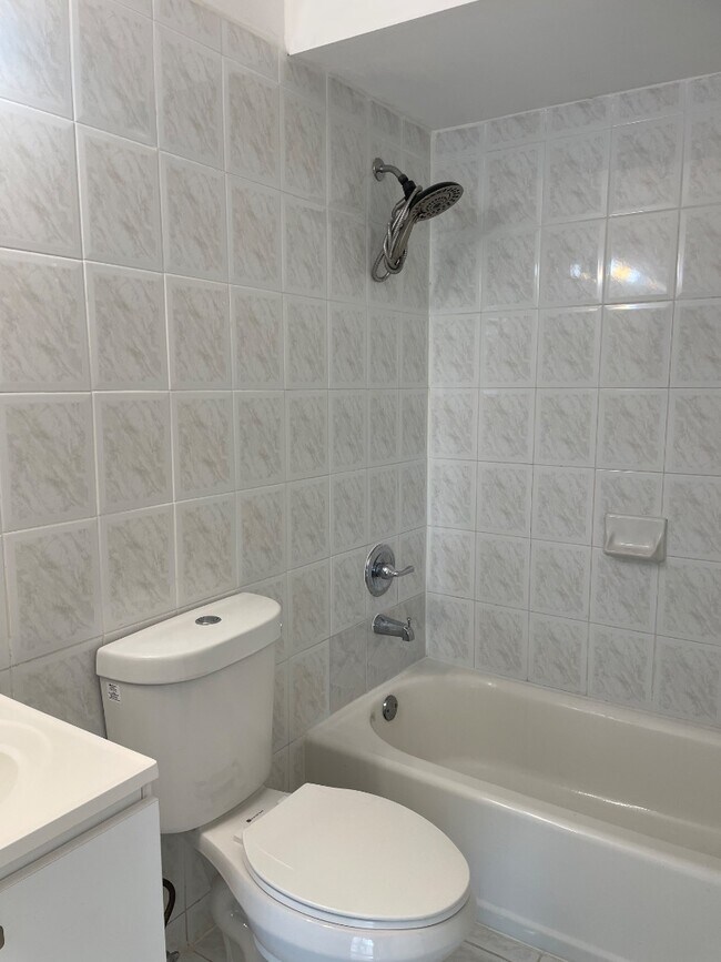 Building Photo - 305 W 68th St