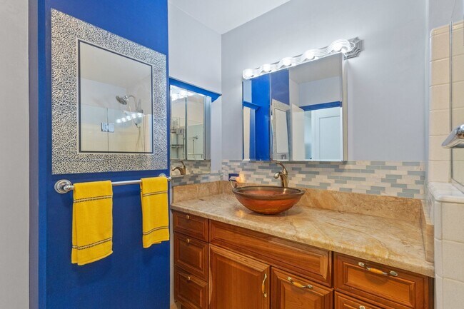 Building Photo - Heart of Waikiki | Kitchen | Free Parking ...