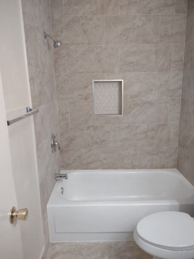 Building Photo - Refurbished 2bd Apartment in 4-Plex Building