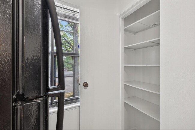 Building Photo - 599 E Graham Pl