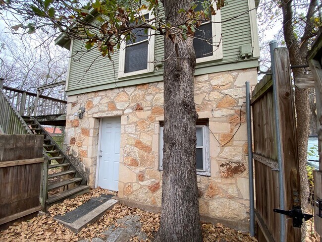 Building Photo - 300 W 37th St