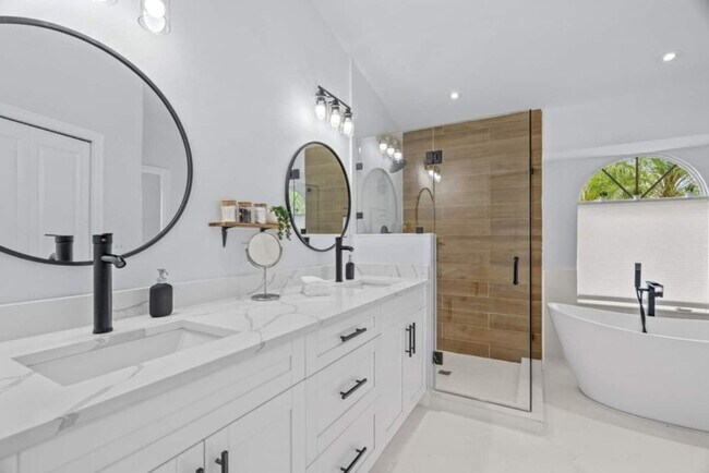 Building Photo - Chic Stylish Pool House newly renovated