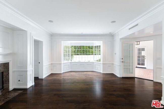 Building Photo - 1115 N Beverly Dr