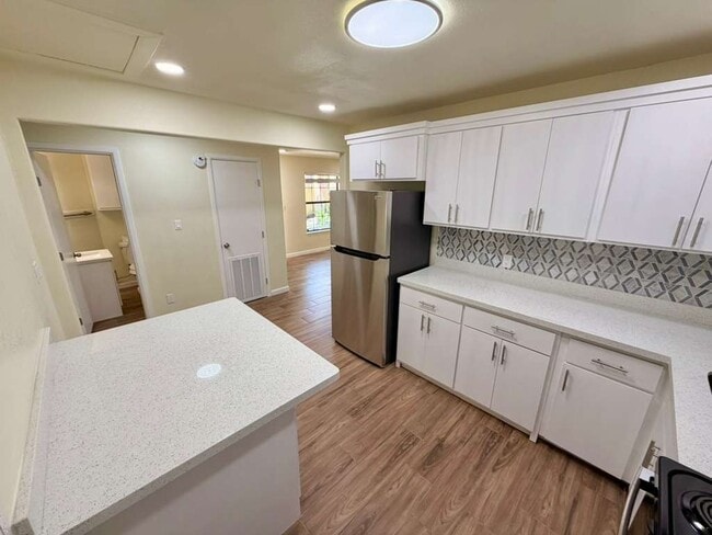 Building Photo - Luxury Apartments 2