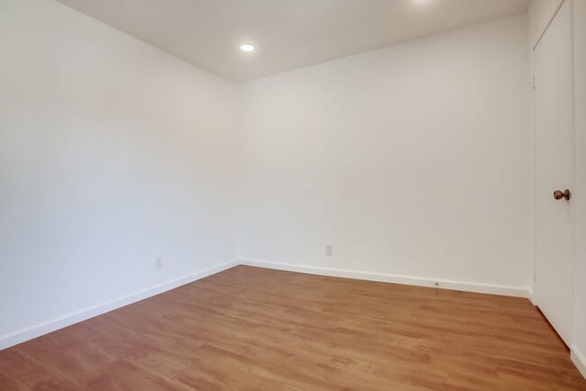 Building Photo - Cute Oceanside condo with garage parking!