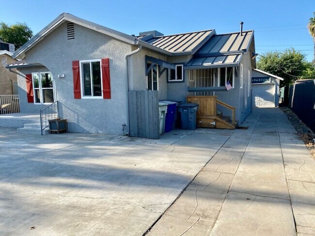 Building Photo - $2,050 Charming 2 Bedroom Home with beauti...