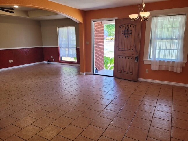 Building Photo - 1107 Devereaux St