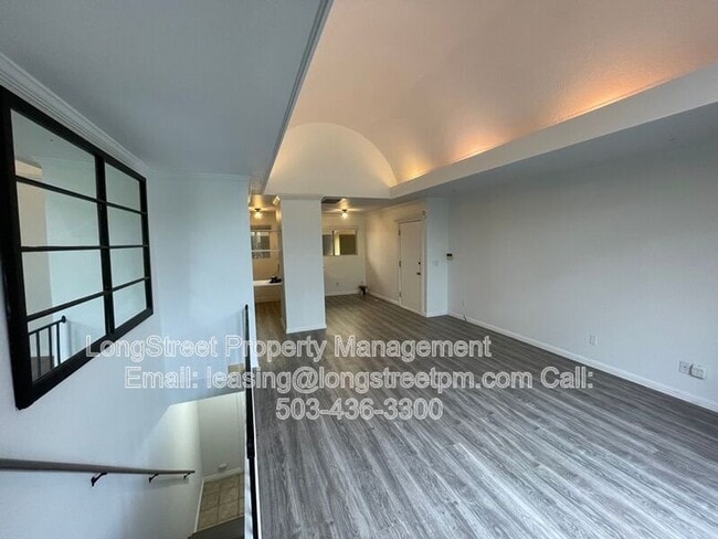 Building Photo - 851 SW Broadway Dr
