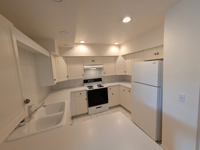 Building Photo - 1000 Fountain Terrace Dr