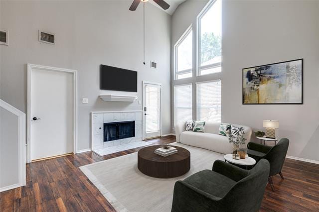 Building Photo - 2036 Country Club Dr