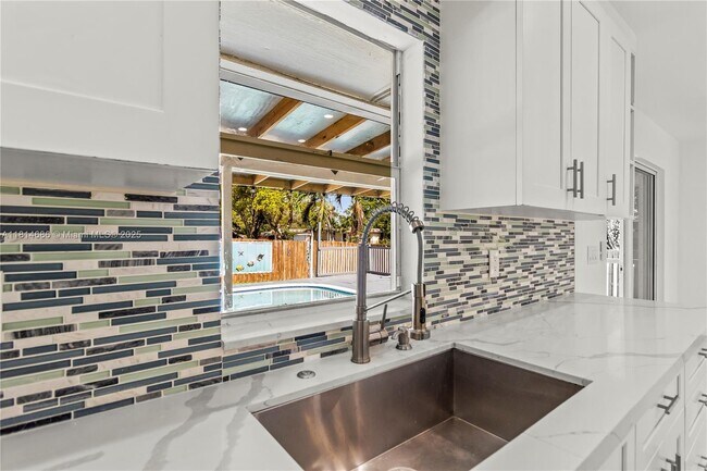 Building Photo - 7913 NW 72nd Ave