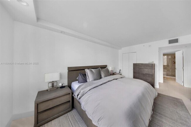 Building Photo - 1155 Brickell Bay Dr