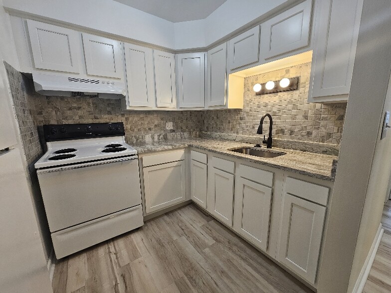 Building Photo - 1851 W 13 Mile Rd