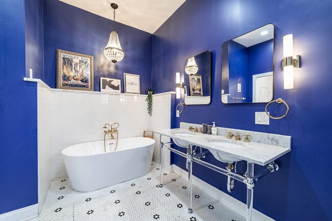 Building Photo - 2113 W Grand Ave