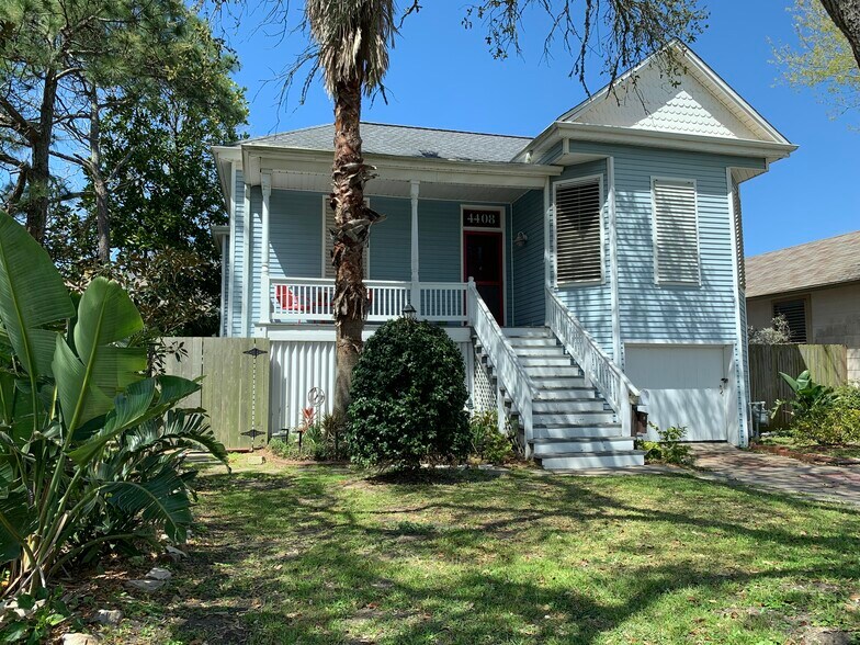 Ground floor unit. Enter through privacy gate. #B. - 4408 Avenue S 1/2