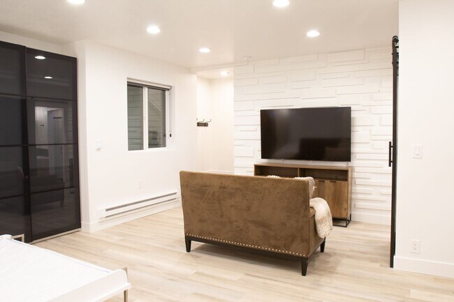 Building Photo - 566 Lewski Ln