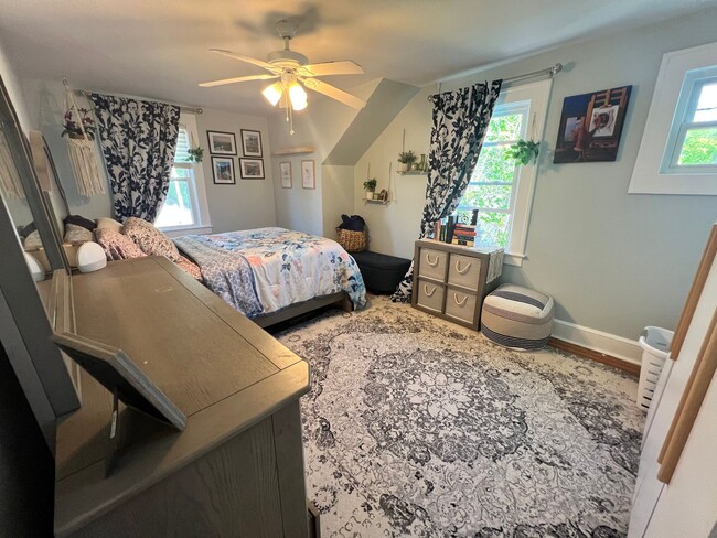 Building Photo - Terrific 3 Bed/1 Bath Colonial in Glen Cove!
