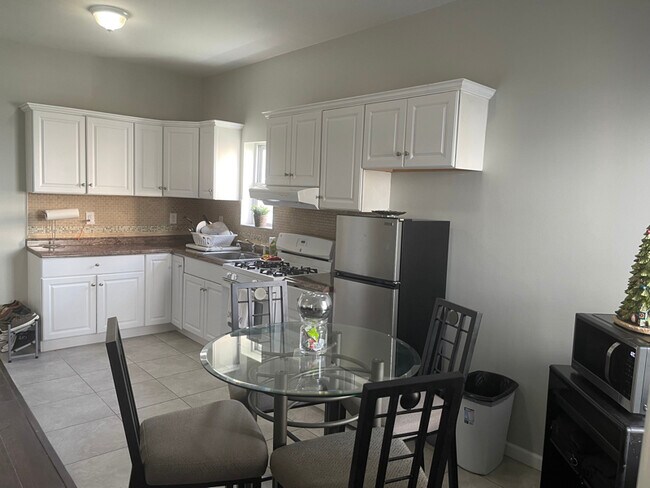 Building Photo - 218 Hopkins Ave