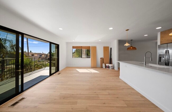 Building Photo - 3 Bed 2 Bath Townhouse For Rent in Pacific Beach.