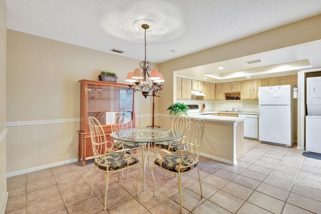 Building Photo - 1558 Shaker Cir
