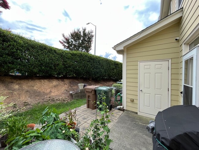 Building Photo - Charming 2BD, 2.5BA Cary Townhome with Sto...