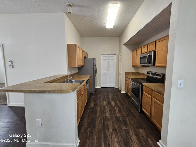 Building Photo - 6788 Manotak Oaks Dr