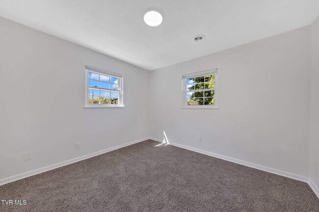 Building Photo - Newly renovated 3 Bedroom 2 Bathroom Home ...