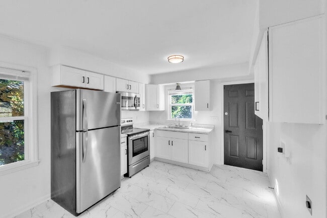 Building Photo - AMAZING LEASE SPECIAL! Updated 2-Bedroom 1-Bathroom Duplex in Spartanburg with Modern Finishes an...