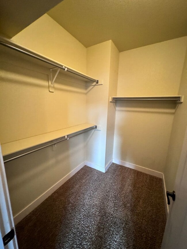 Building Photo - Incredible Townhome