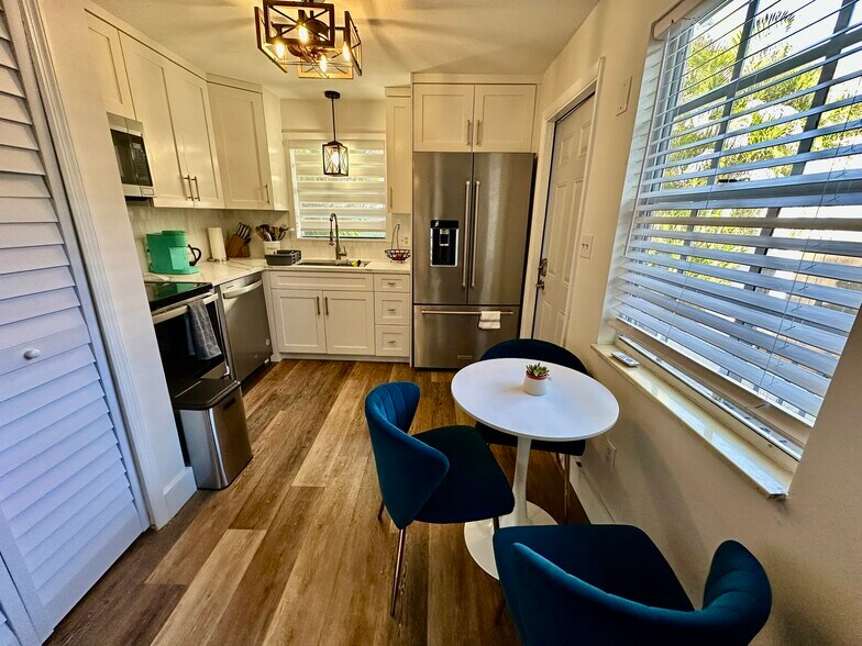 Building Photo - 1712 NE 5th Ct