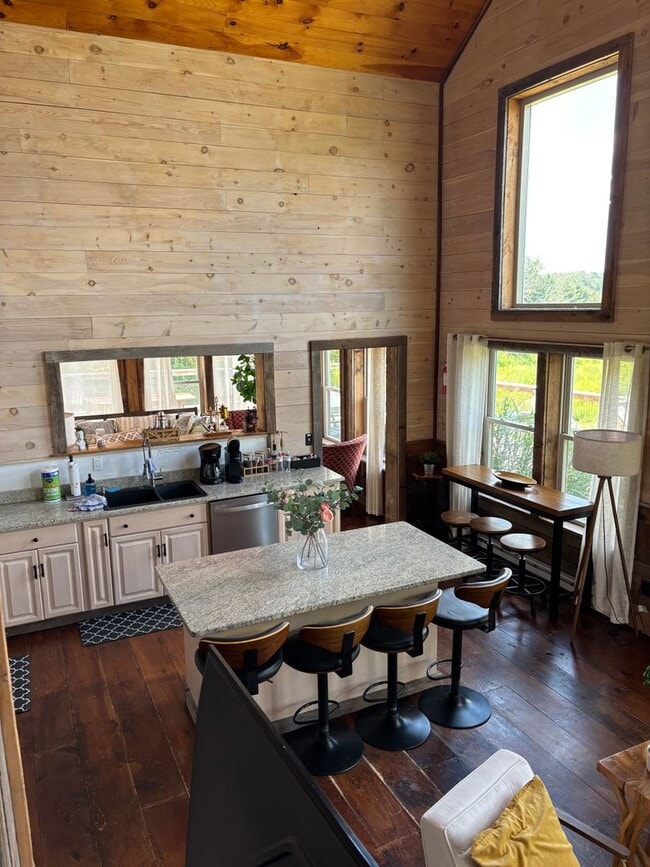 Building Photo - 663 Sterling Rd