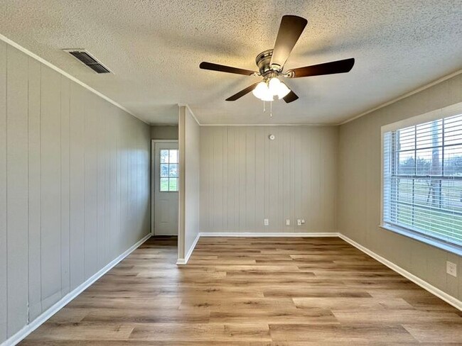 Building Photo - Tour Today! Newly Updated 2 Bedroom 1 Bath...