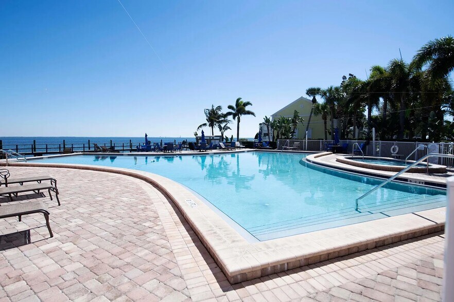 Building Photo - 4858 Coquina Key Dr SE