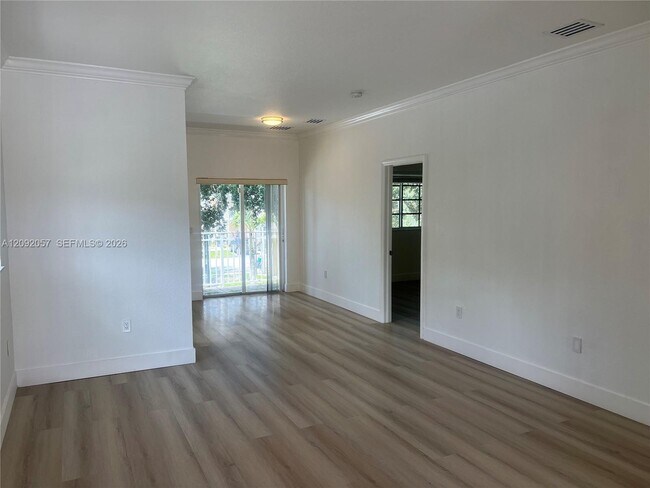 Building Photo - 372 NE 26th Pl