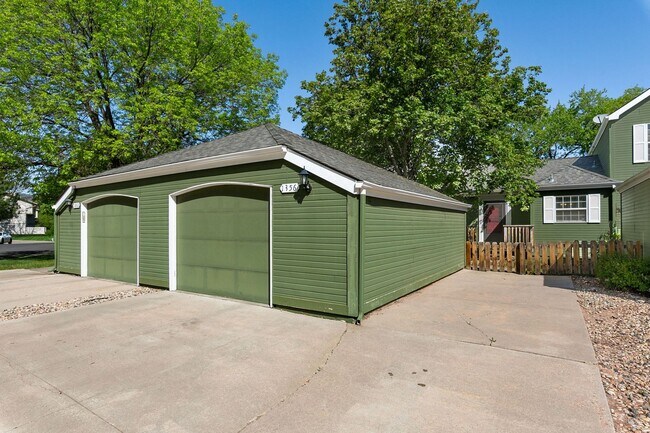 Building Photo - Updated 3-Bedroom Townhome in Ideal Location