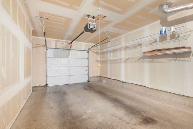 Building Photo - Ground Level Upgraded 2 Bedroom in Sterling Square!