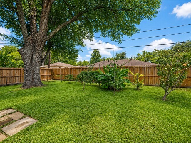 Building Photo - 9531 Weatherwood Dr