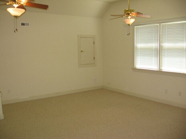 Building Photo - GATLING POINTE