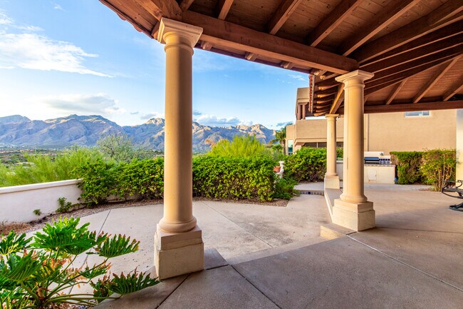 Catalina Foothills 4 bedroom 4 bath Home located in prestigious Canyon Ridge. 270-degree VIEWS! - 4667 N Rocky Crest Plz